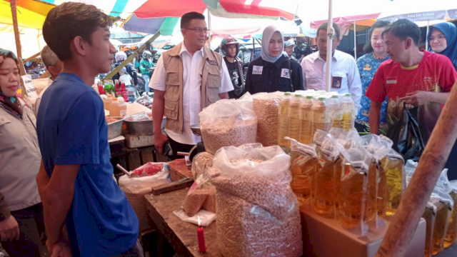SIDAK. Kasub Satgas Ketersediaan Pangan Satgas Pangan Polri, Kombes Pol Hermawan, memimpin Inspeksi Mendadak (Sidak) di Pasar Terong Makassar, Senin (17/4/2023). (Ist) 