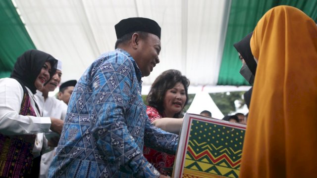 Ketua Apindo Sulsel Suhardi dan Ketua PSMTI Sulsel Emmy 