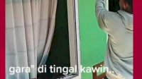 VIDEO: Diduga Ditinggal Nikah, Seorang Pria Ngamuk Pecahkan Kaca Rumahnya
