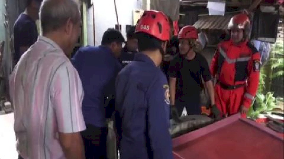 Handphone Pedagang Kue Jatuh ke Sumur, Damkar Makassar Terjunkan Tim Penyelam