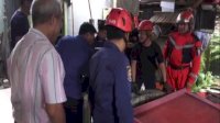Handphone Pedagang Kue Jatuh ke Sumur, Damkar Makassar Terjunkan Tim Penyelam