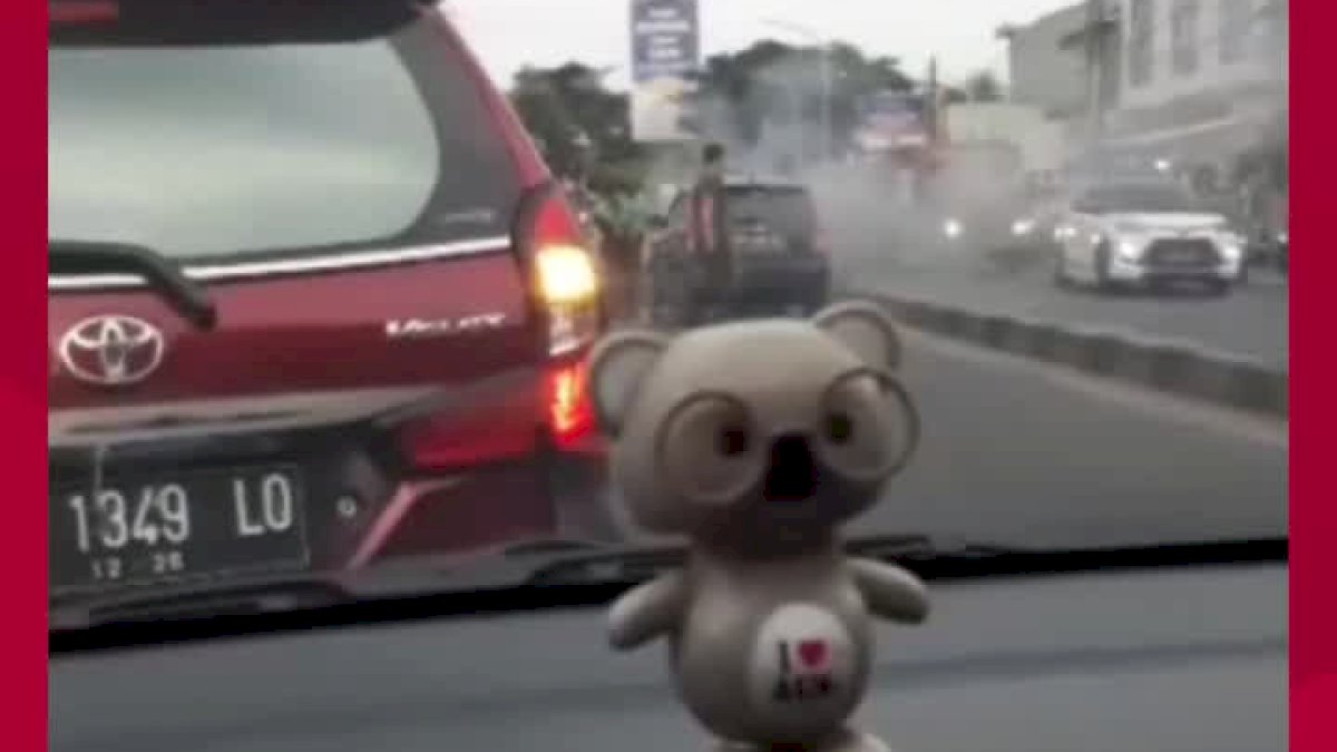 VIDEO: Mobil Mengeluarkan Asap, Kemacetan Terjadi di Jalan Sultan Alauddin Makassar