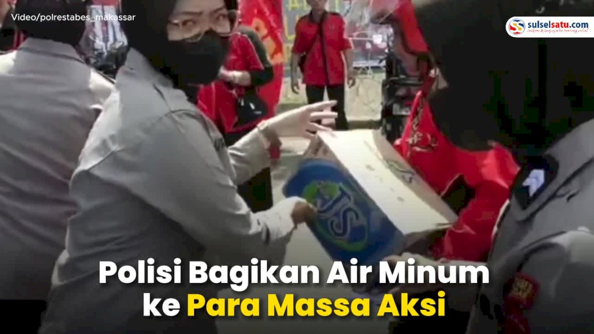 VIDEO: Peringati May Day, Polisi Bagikan Air Minum ke Para Massa Aksi di Depan DPRD Sulsel