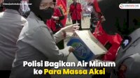 VIDEO: Peringati May Day, Polisi Bagikan Air Minum ke Para Massa Aksi di Depan DPRD Sulsel