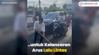 VIDEO: Aksi Syaharuddin Alrif Geser Ban Bekas yang Dibakar dalam Demonstrasi