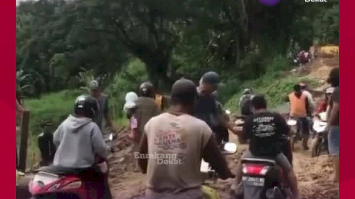 VIDEO: Macet Parah Akibat Longsor Tutup Jalan Poros Enrekang-Toraja