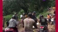 VIDEO: Macet Parah Akibat Longsor Tutup Jalan Poros Enrekang-Toraja