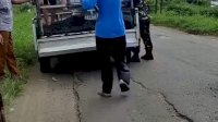 VIDEO: Antusiasme Warga, TNI, dan Aparat Desa Perbaiki Jalan Berlubang di Maros