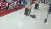 VIDEO: Dosen Kehutanan Unhas Meninggal saat Salat Qobliyah Subuh di Masjid