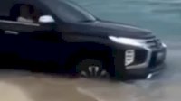 VIDEO: Viral, Mobil Mewah Pajero Terperosok di Pantai Timbis Bali