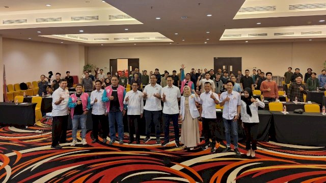 Pelatihan IT dan Coding bagi gnerasi muda di Makassar dalam program KADIN Tech Challenge (dokumen: istimewa).