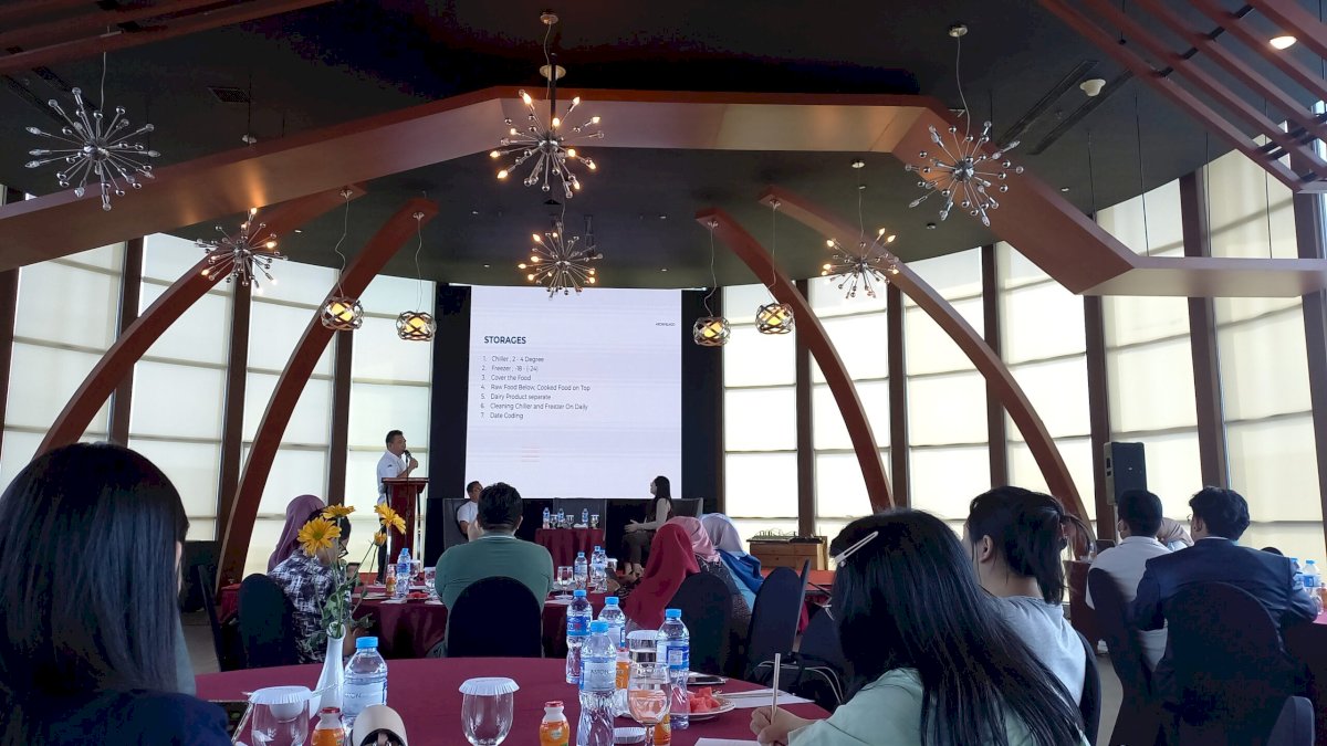 ASTON Makassar Edukasi Pelajar Terkait Keselematan Kerja di Bidang Food and Beverage