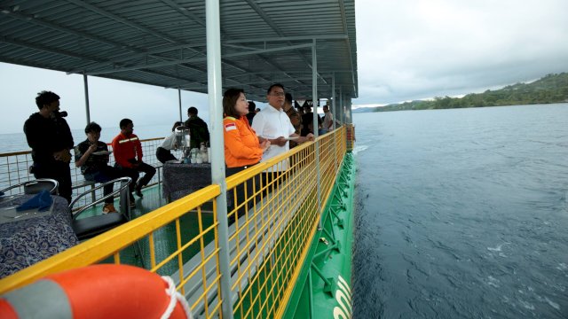 CEO PT Vale Febriany Eddy dampingi Kepala Staf Kepresidenan Moeldoko kelilingi Danau Toba (Foto: Istimewa)