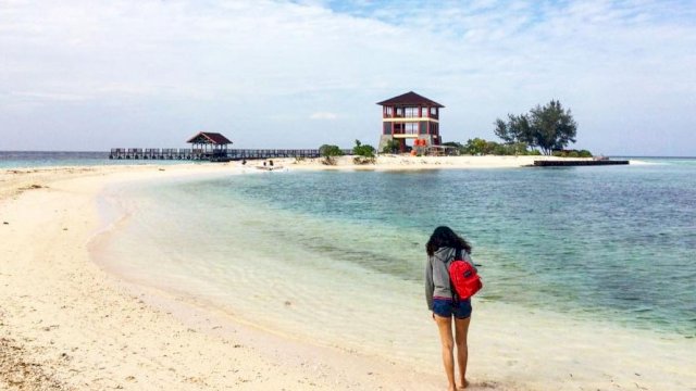 Pulau Kodingareng di Kota Makassar (Foto: Internet Travel Blog).