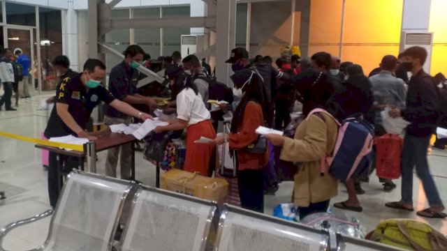 Penumpang arus balik di pelabuhan Makassar (dokumen: istimewa)