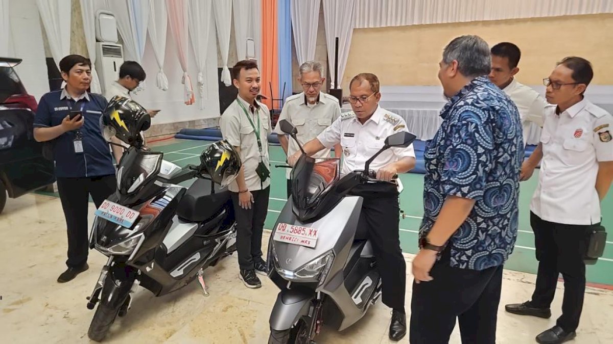 Kalla Kars Silaturahmi Sekaligus Bawa Motor Listrik ke Kediaman Wali Kota Makassar