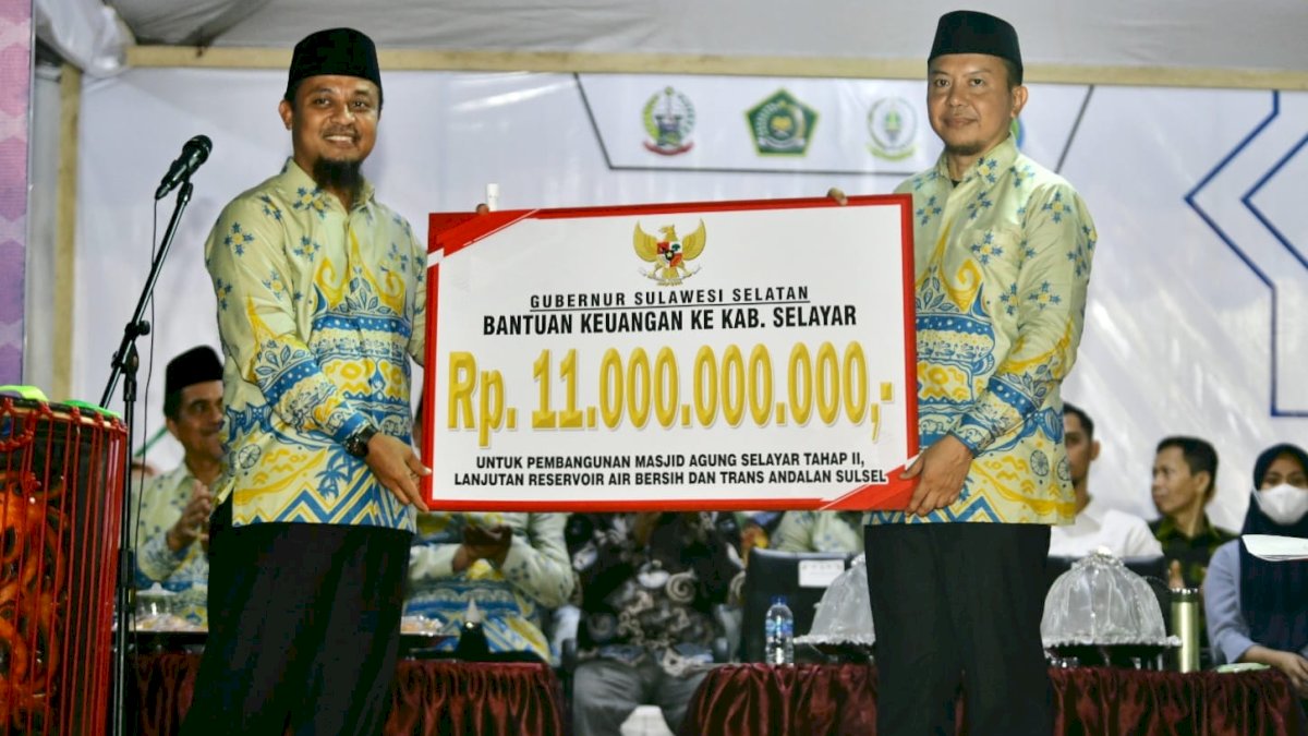Gubernur Sulsel Serahkan Bantuan Keuangan Rp11 Miliar Bangun Masjid Agung Selayar Tahap 2