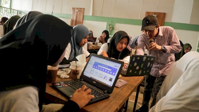 PNM Sulsel gelar pelatihan desain grafis sekaligus bagikan alat olahraga bagi srkolah di Bone (dokumen: istimewa)