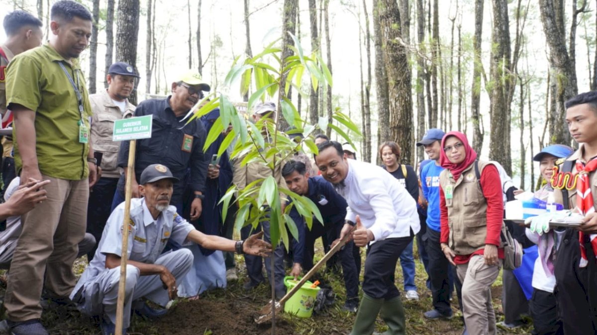 Andi Sudirman Canangkan Gerakan Siswa Andalan Menanam 1 Juta Pohon