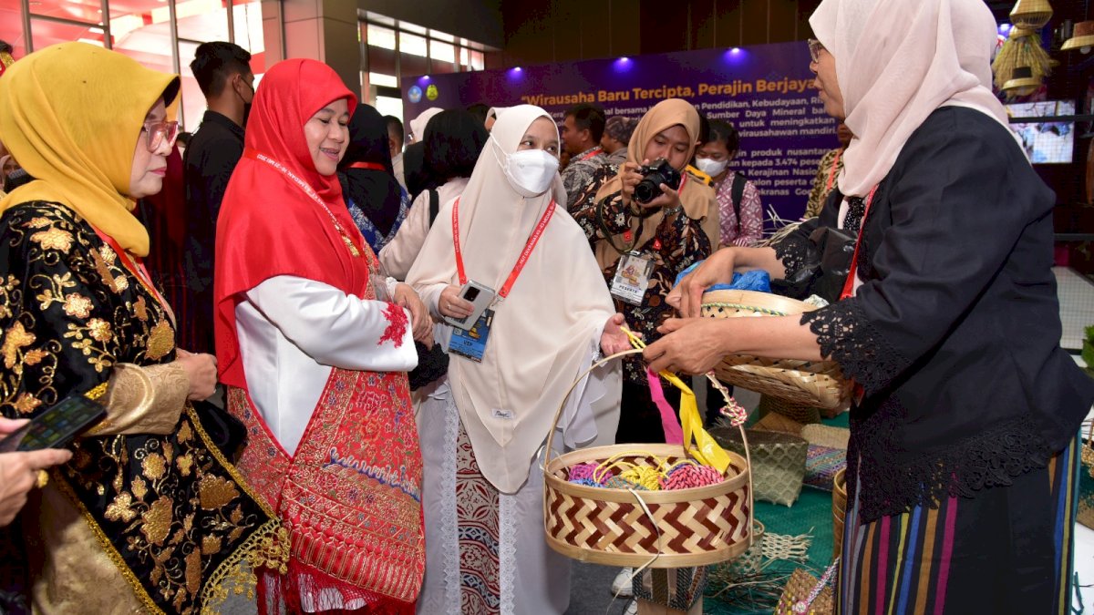Naoemi Octarina Perkenalkan Produk Unggulan Pemprov Sulsel Saat HUT Dekranas ke-43