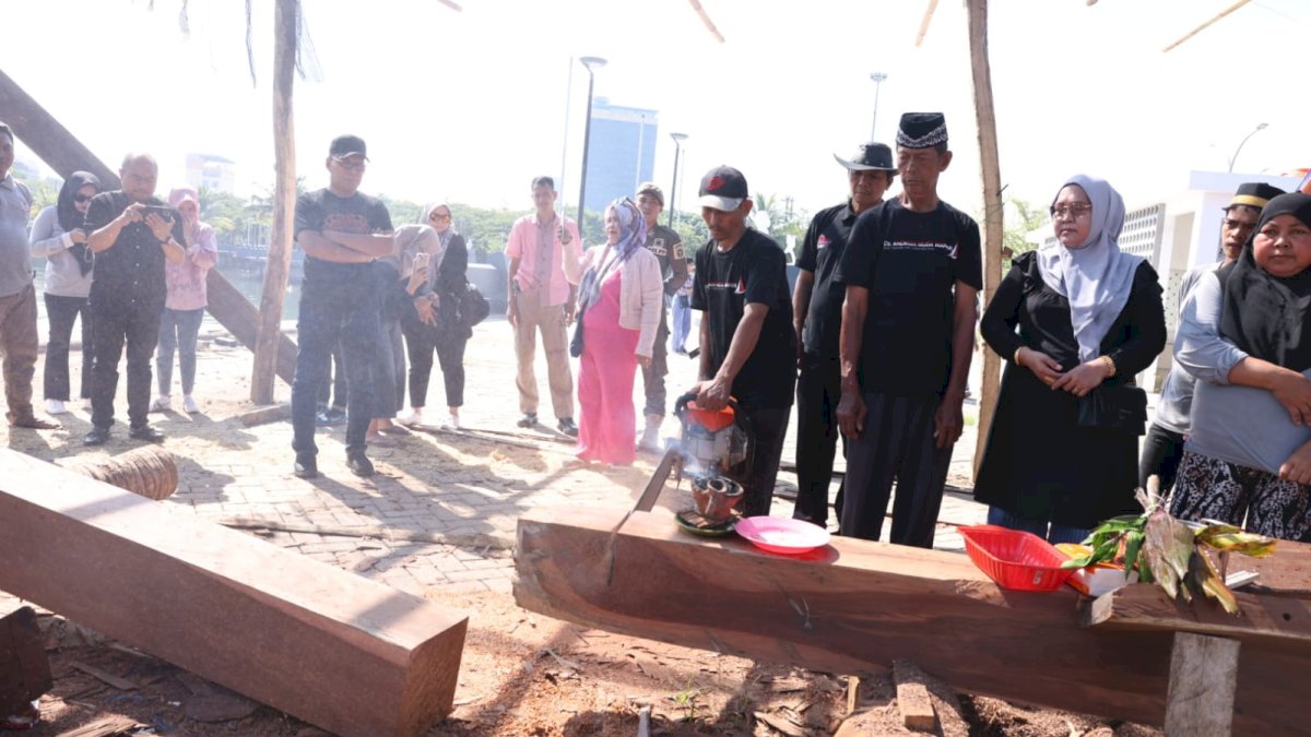 Danny Pomanto Pantau Progres Pembuatan Pinisi di CPI