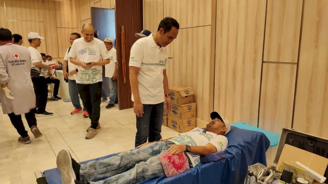 Kepala Pegadaian Kanwil Makassar saat melihat insan Pegadaian donor darah (Foto: Istimewa)