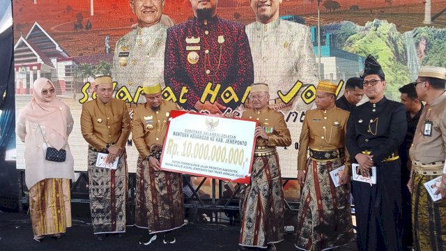 Gubernur Sulawesi Selatan , Andi Sudirman Sulaiman serahkan bantuan Rp10 Miliar untuk Pemkab Jeneponto (Dedi/sulselsatu)