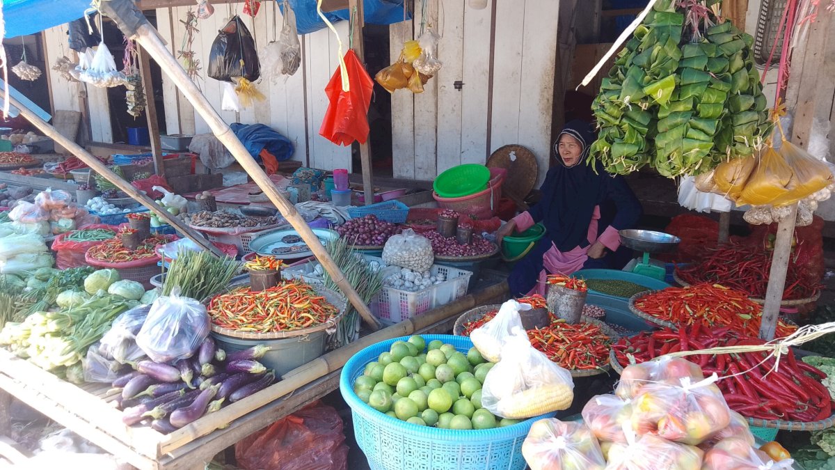 Harga Bahan Pokok di Pasar Tradisional Turatea Karisa Jeneponto Masih Stabil