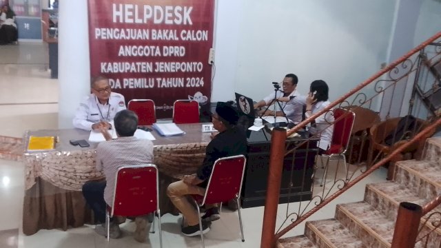 Ketua DPC partai Hanura Jeneponto, Andi Mappatunru didampingi oleh Anggota DPRD Jeneponto dari PKB, Muh Anshar Karaeng Tinggi ke KPU Jeneponto jelang pendaftaran Bacaleg, Kamis 11/05/2023 (Dedi/Sulselsatu)