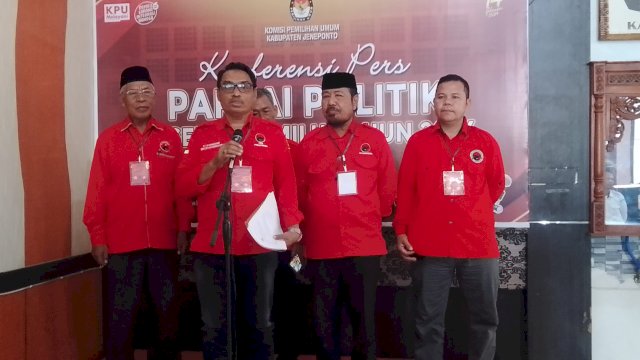 Ketua DPC PDI-P Kabupaten Jeneponto, Kaharuddin memberikan keterangan Pers usai berkasnya diterima KPU (Dedi/sulselsatu)