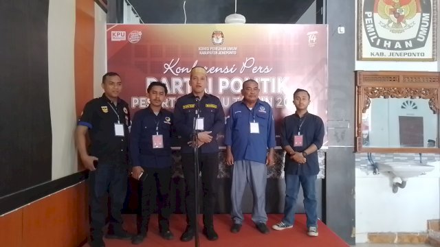 Ketua DPC Nasdem Jeneponto, Paris Yasir gelar konferensi Pers usia partainya diterima KPU (Dedi/sulselsatu)