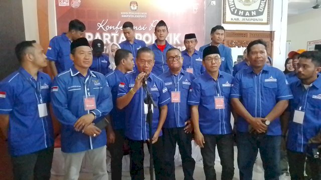 Ketua DPC Partai Demokrat Jeneponto, Mulyadi Mustamu gelar konferensi pers usai bacalegnya diterima KPU (Dedi/sulselsatu)