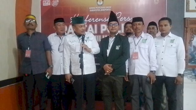 Ketua DPC Partai PKB Jeneponto, Muh Syarif Patta menggelar Konferensi Pers di KPU Jeneponto (Dedi/sulselsatu)