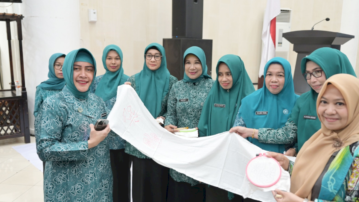 Dorong Ekonomi Kreatif, TP PKK Kota Makassar Beri Pelatihan Batik Lontara