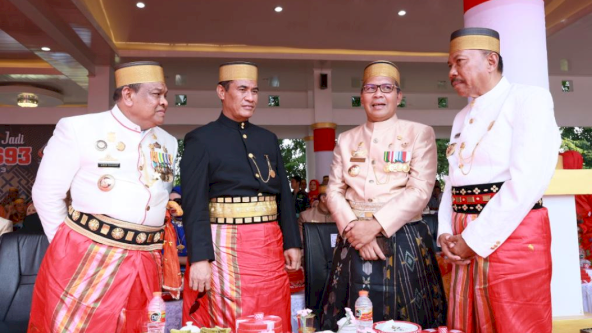 Momen Tiga Alumni Unhas Bertemu di Bone, Danny-Fahsar-Amran Foto Bareng