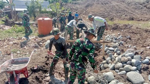 Tak ada rasa lelah, tim gabungan satgas TMMD 116 Tahun 2023 wilayah Kodim 1425 Jeneponto, saling bahu membahu (Dedi/sulselsatu.com)