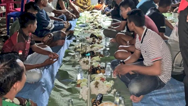 Beginilah keakraban TNI dengan rakyat di Jeneponto, makan bersama beralaskan daun pisang (Dedi/sulselsatu)