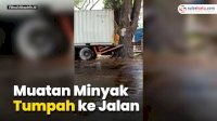 VIDEO: Truk Mundur di Tanjakan Datae Sidrap, Muatan Minyak Tumpah ke Jalan