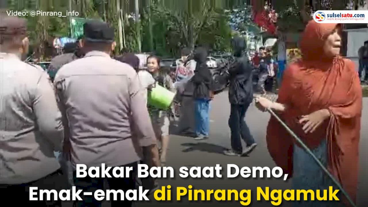 VIDEO: Bakar Ban saat Demo, Emak-emak di Pinrang Ngamuk Siram Air ke Massa Aksi
