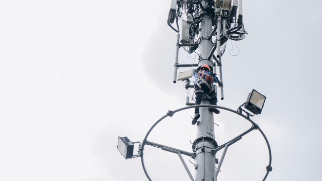 Teknisi Smartfren saat melakukan optimasi BTS (dokumen: istimewa)