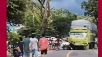 VIDEO: Kecelakaan di Poros Majene-Mamuju, Mobil Avanza Rusak Parah