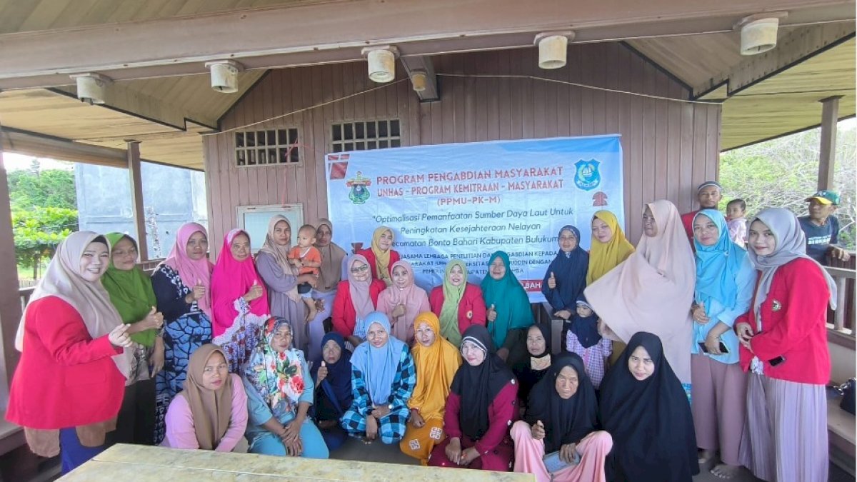 Tim PKM FEB-Unhas Berikan Pelatihan Pemanfaatan Sumber Daya Laut bagi Nelayan Bonto Bahari