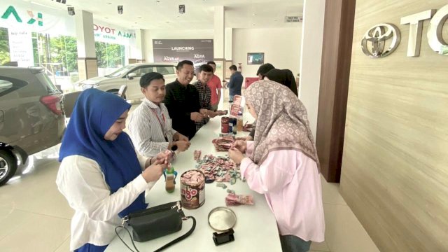 Pasutri di Kolaka datang membawa tabungan di kaleng biskuit ke showroom Kalla Toyota untuk membeli mobil (Foto: Istimewa).