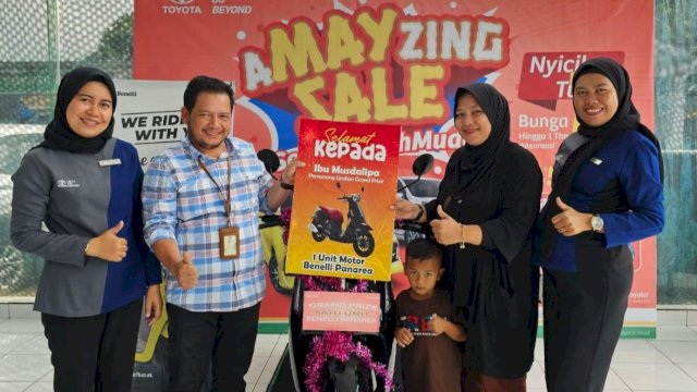 Kalla Toyota memberikan hadiah grand prize motor kepada pelanggan dari Palopo (Foto: Istimewa).