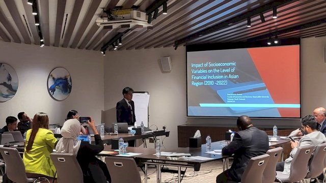 Dr. Anas Iswanto Anwar mempresentasikan paper dengan judul "Impact of Socio-economic Variables on the Level of Financial Inclusion in Asian Region (2010 -2022)".