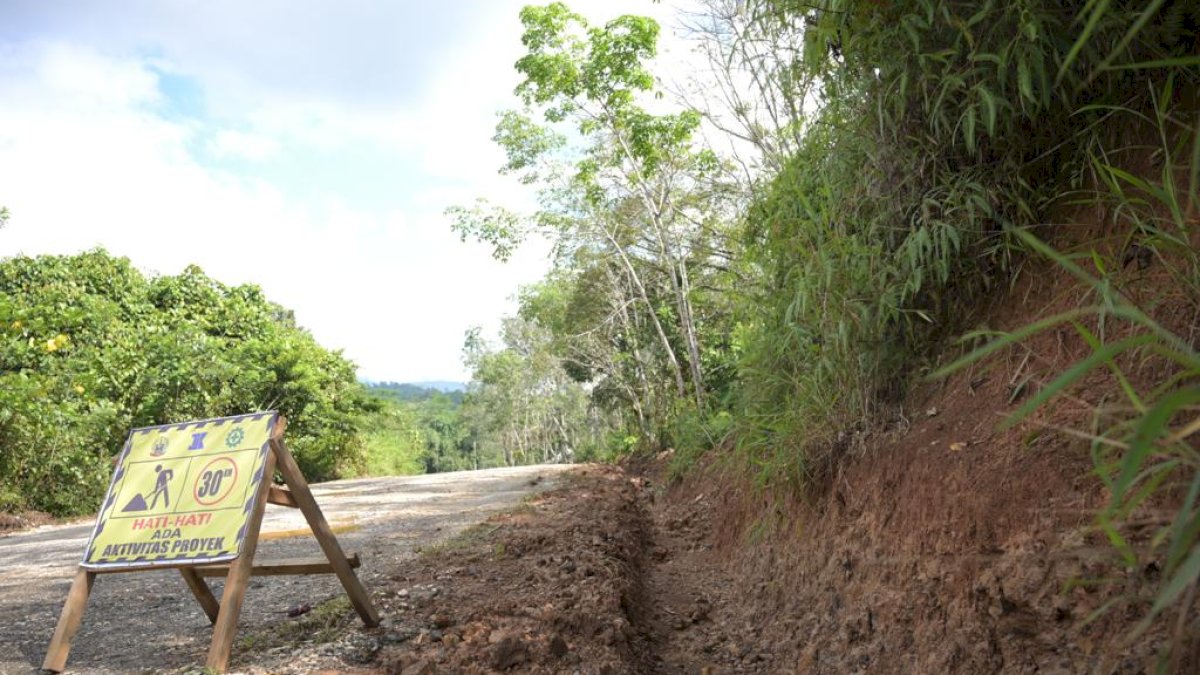 Pemprov Kerjakan Ruas Jalan Menuju Pelabuhan Penyeberangan Danau Matano – Nuha