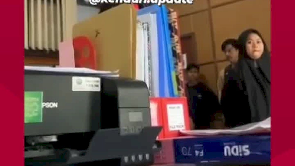 VIDEO: Diduga karena Lambatnya Pelayanan, Seorang Mahasiswa Ngamuk Hingga Buka Baju