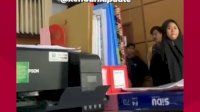 VIDEO: Diduga karena Lambatnya Pelayanan, Seorang Mahasiswa Ngamuk Hingga Buka Baju