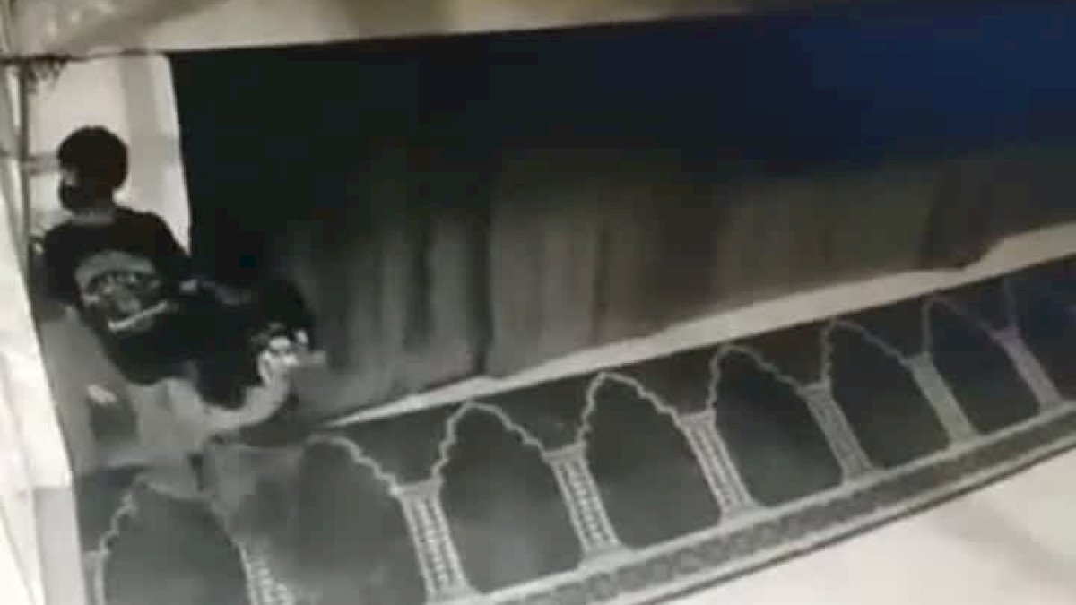 VIDEO: Aksi Pencurian Uang di Kotak Amal Masjid di BTP Makassar