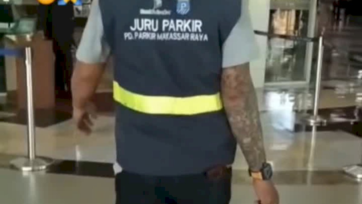 VIDEO: Juru Parkir di Makassar Beli iPhone Baru dengan Uang Pecahan Rp2000